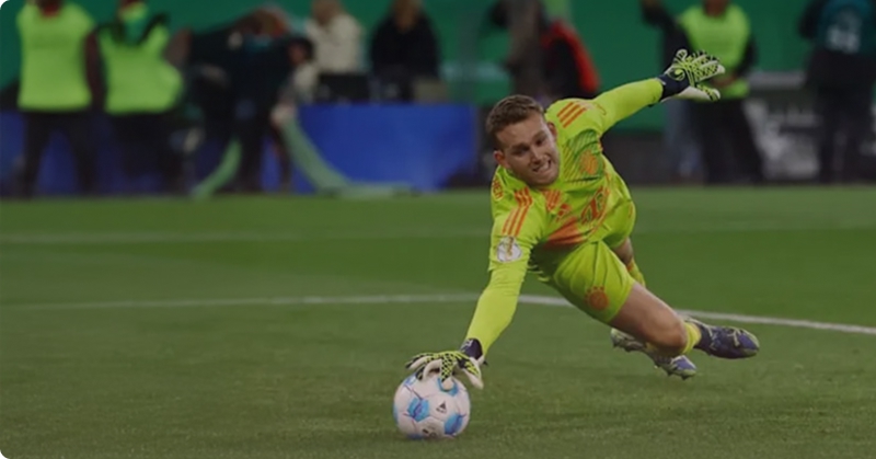 Daniel Peretz making a save