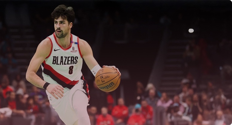 Danny Avdia playing basketball